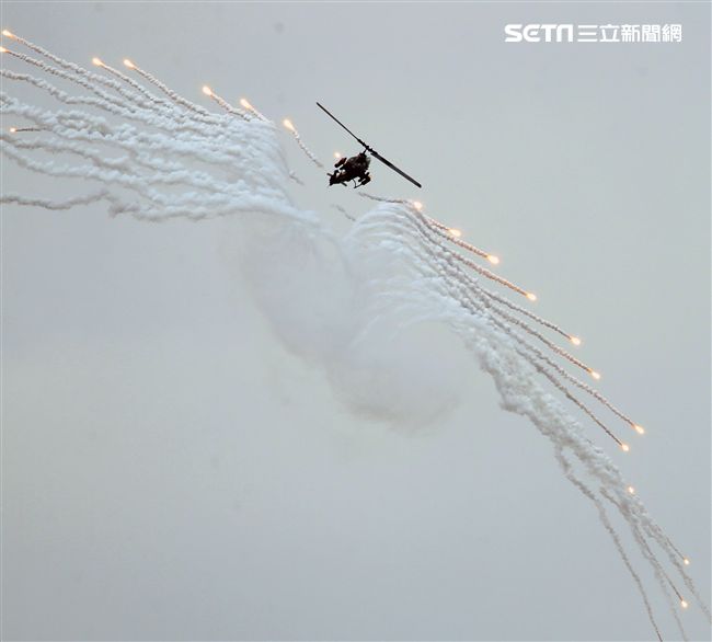 國軍「漢光33號」演習，三軍聯合反登陸作戰操演（25）日於澎湖登場，聯合兵、火力、區分空中應援、泊地攻擊、反舟波射擊、坐灘現火殲及防護射擊，以遂行反登陸作戰操演。（記者邱榮吉/攝影）