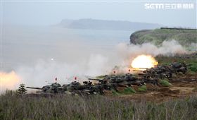 國軍「漢光33號」演習，三軍聯合反登陸作戰操演（25）日於澎湖登場，聯合兵、火力、區分空中應援、泊地攻擊、反舟波射擊、坐灘現火殲及防護射擊，以遂行反登陸作戰操演。（記者邱榮吉/攝影）