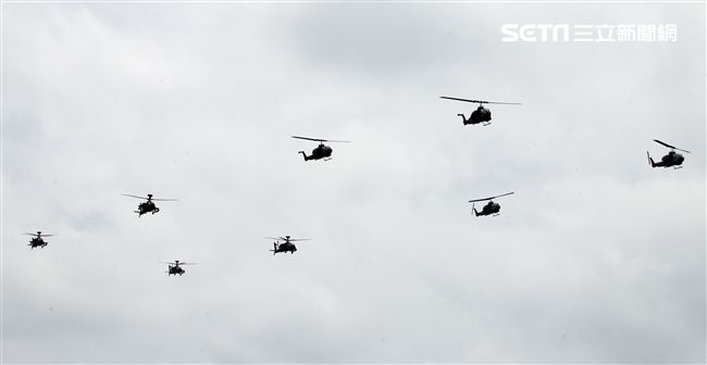 國軍「漢光33號」演習，三軍聯合反登陸作戰操演（25）日於澎湖登場，聯合兵、火力、區分空中應援、泊地攻擊、反舟波射擊、坐灘現火殲及防護射擊，以遂行反登陸作戰操演。（記者邱榮吉/攝影）