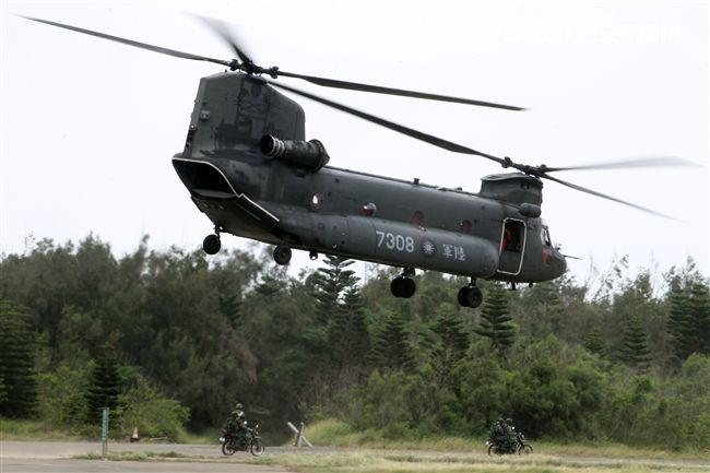 特戰連實施空中突擊應援作戰。（記者邱榮吉/攝影）