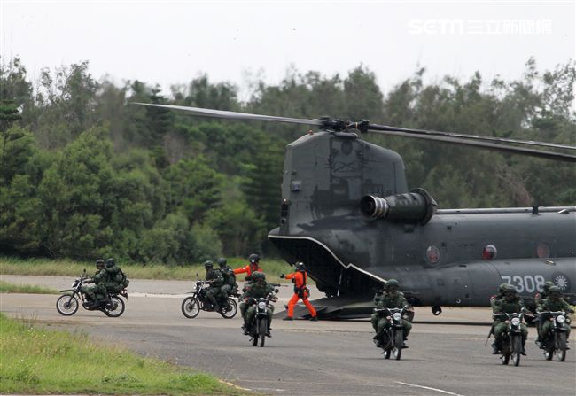 特戰連實施空中突擊應援作戰。（記者邱榮吉/攝影）
