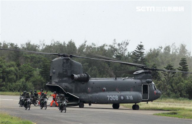 特戰連實施空中突擊應援作戰。（記者邱榮吉/攝影）