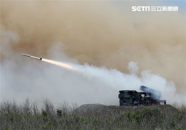 雷霆2000多管火箭實施射擊。（記者邱榮吉/攝影）