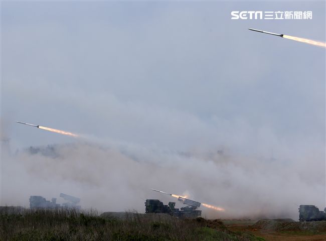 雷霆2000多管火箭實施射擊。（記者邱榮吉/攝影）