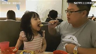 萌娃被爸爸騙吃苦瓜　爆哭反應超可愛