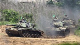 國軍「漢光33號」演習，三軍聯合反登陸作戰操演（25）日於澎湖登場，聯合兵、火力、區分空中應援、泊地攻擊、反舟波射擊、坐灘現火殲及防護射擊，以遂行反登陸作戰操演。（圖／記者邱榮吉攝影）