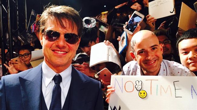 阿湯哥有求必應　吳鳳光頭再獲簽名