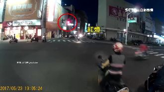 闖紅燈害騎士自摔　正義路人追肇事者