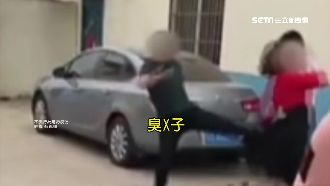 男抓偷吃街頭毆妻　離婚慘被兒女揍