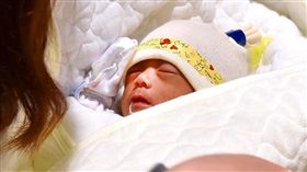 沖繩早產年輕夫妻（圖／翻攝自《琉球新報》）