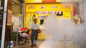 ED 威力彩6億一注獨得在高雄 頭獎新台幣6.07億元的威力彩25日晚間開獎，一注獨得 開在高雄市三民區的昶財彩券行，店家獲知消息後，特 別趕回店裡開門放鞭炮慶賀。圖／中央社 16:9裁圖