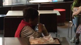 永和,台北,麥當勞,暖文,溫暖,阿嬤,飲料,打翻,服務,愛心