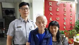 蘇翁獨自徒步行走在信義快速道路上，警方獲報後前往查看，蘇翁卻答非所問，警員遂將他帶回安置，並透過警政系統查出身分（翻攝畫面）