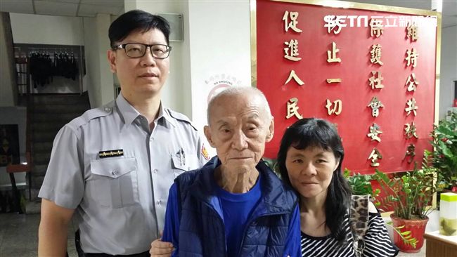 老翁漫步快速道路　駕駛紛報案警馳援