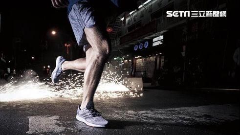 名人也搶打卡　愛迪達全新跑鞋開賣了