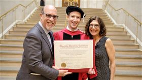 Mark Zuckerberg,祖克伯,畢業,輟學,哈佛,網友,論戰,博士學位,臉書創辦人,億萬富翁
（圖／翻攝自臉書）