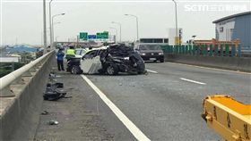 警車遭貨車撞爛 員警下車處理事故逃過一劫