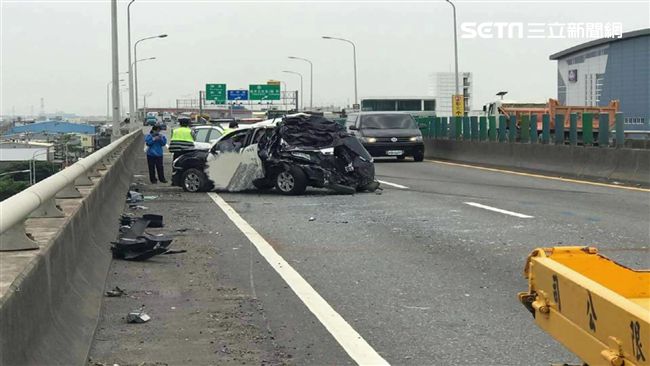 員警下車處理事故　大貨車突撞爛警車