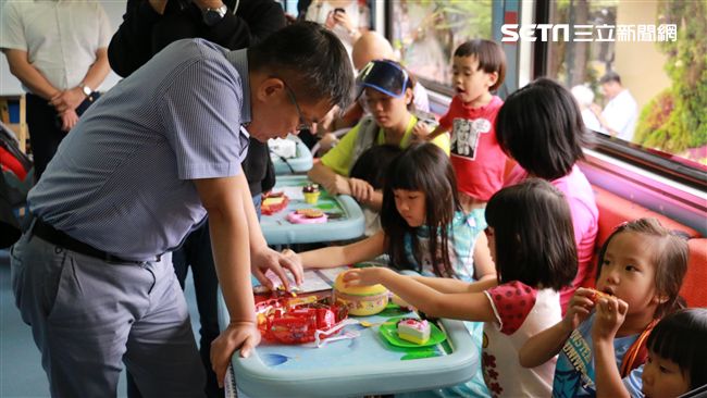 蔡其昌、李昆澤試乘　親子車廂初體驗