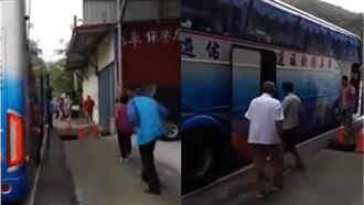 遊覽車臨停路邊　放任乘客尿淹她家門