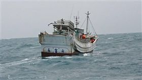 高雄地檢署指揮海巡署26日在金門縣烏坵鄉查獲東港籍漁船「永富升號」（圖），涉嫌走私海洛因達1800塊，總重約達693公斤，是近年查獲最大宗漁船走私海洛因案，檢方初估市值近新台幣100億元。中央社／雄檢提供