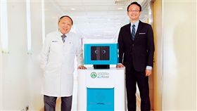 商業周刊1541期,醫療機器人可負重200 公斤器械，將來還會打招呼。（左為彰基院長郭守仁，右為慧誠智醫總經理余金樹）(攝影者．程思迪)