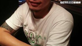 王男前往保安路小吃店用餐時，卻遭遇警方盤查，他佯裝丟證件再逃跑，警員遂用大外割將他制伏（翻攝畫面）