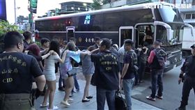 台北市毒品查緝中心前往新樹路的五星級摩鐵查緝，但業者曾主動通報轄區派出所，因此收進大筆人頭費卻又不必承擔責任（翻攝畫面）