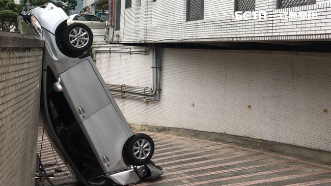 北市驚傳車輛墜樓！疑女駕駛打錯檔