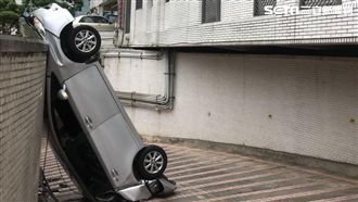 北市驚傳車輛墜樓！疑女駕駛打錯檔
