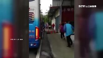 整團下車「解放」！我家門前竟變公廁