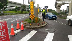 警方在各交通要道編排警力疏導，確保民眾交通順暢。（圖／翻攝畫面）