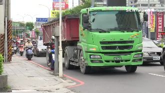 小心內輪差！騎士疑搶快捲車底險被輾