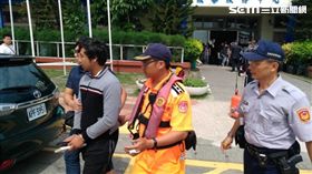 通緝犯悠哉搭船出遊，殊不知海巡人員早就鎖定他。（圖／翻攝畫面）