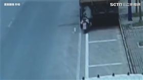 女子騎車不專心，慘遭爆頭。