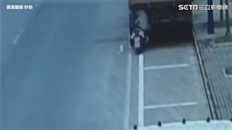 邊騎車邊滑手機　女騎士撞路邊卡車