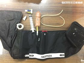 警方在吳南車內赫然發現半截假陽具。（圖／翻攝畫面）