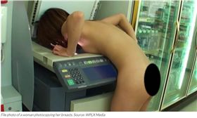 全裸女子到便利商店影印胸部。（圖／翻攝自《TELEGRAPH SUN》）