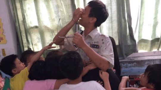 暖男替代役退伍　2百小學生痛哭擁抱