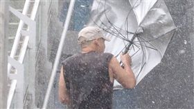 梅姬,颱風,雨傘,強風,下雨,大雨（圖／中央社） 16:9裁圖