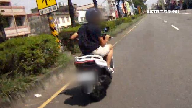 衝快車道抓違規騎士　警察搏命險挨撞