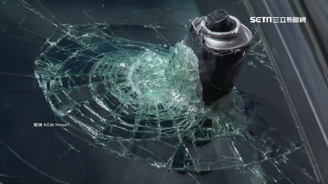 車內溫度太高　髮膠罐竟射穿擋風玻璃