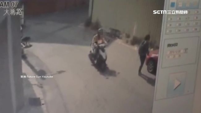 假問路真性騷！阿伯騎車狂貼女大生