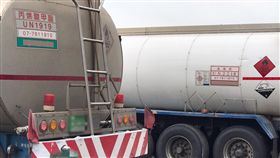 JD
高雄化學槽車氣體外洩　開罰10萬
高雄市大寮區1處油罐車停車場27日傳出丙烯酸甲酯外
洩，造成2人不適送醫，現場經消防局灑水稀釋解除狀
況；高市環保局說，全案將依法裁罰新台幣10萬元。
（高市環保局提供）
中央社記者程啟峰高雄傳真　106年5月27日