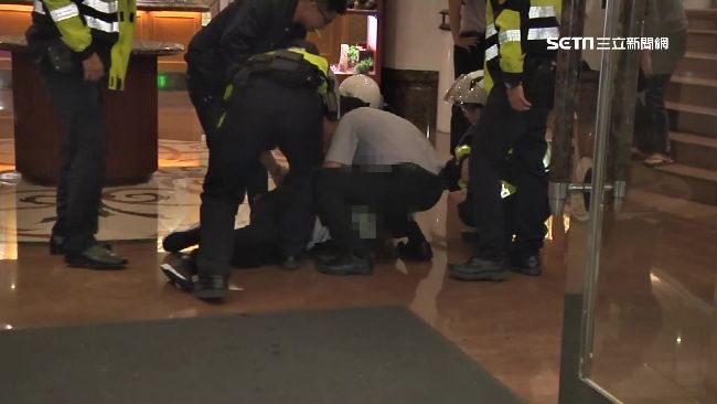 2男疑互看不爽！KTV大廳竟互毆