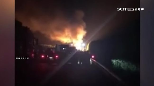 陸貨車追撞　爆炸引燃44車多人死傷