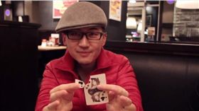 影／魔術還魔法？蔡威澤玩牌處男秀　射得不要不要的…（翻攝影片）