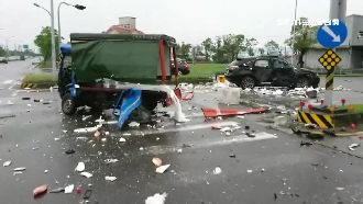 轉彎撞上休旅車　小貨車駕駛一度命危