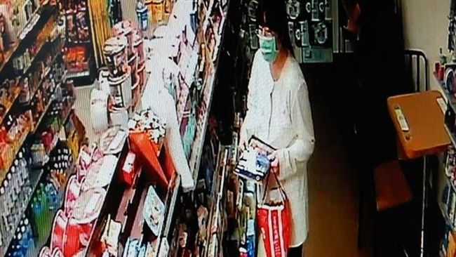 狗食大盜！　女慣竊瞬間掃光架上西莎