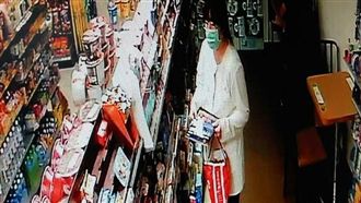 狗食大盜！　女慣竊瞬間掃光架上西莎